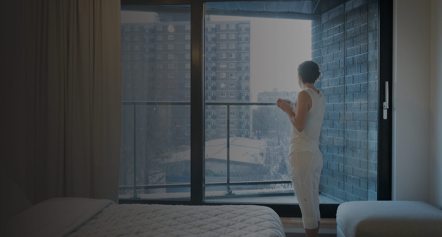 L'image du hero de la refonte de boxotel représentant une personne dans une chambre d'hotel